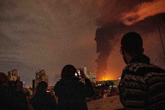 «Η Τεχεράνη είναι μαύρη, όπως το μέλλον μας» - Συγκλονίζουν μαρτυρίες κατοίκων της πρωτεύουσας του Ιράν